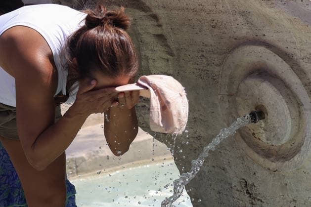 Fourth heatwave in Italy ROME, ITALY, JULY 31: A tourist refreshes herself at the Barcaccia fountain in Rome, Italy, on July 31, 2026. The fourth heatwave driven by an African anticyclone has hit Italy, with the Health Ministry placing 11 cities under its highest heat alert and expected to add more in the coming days, as temperatures are forecast to exceed 40 degrees Celsius. Riccardo De Luca Anadolu Rome Italy. Editorial use only. Please get in touch for any other usage.  Copyright: x2026xAnadoluxRiccardoxDexLucax