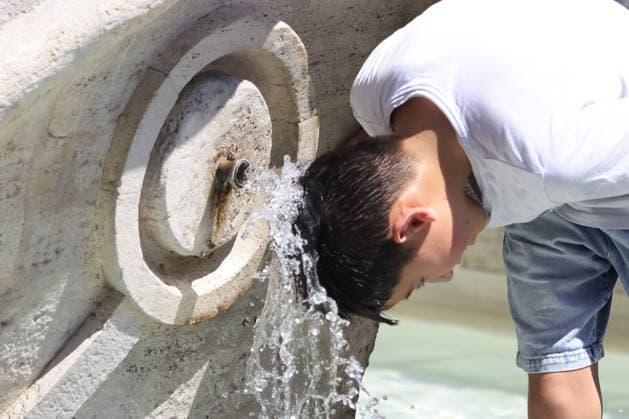 Fourth heatwave in Italy ROME, ITALY, JULY 31: A tourist refreshes himself at the Barcaccia fountain in Rome, Italy, on July 31, 2026. The fourth heatwave driven by an African anticyclone has hit Italy, with the Health Ministry placing 11 cities under its highest heat alert and expected to add more in the coming days, as temperatures are forecast to exceed 40 degrees Celsius. Riccardo De Luca Anadolu Rome Italy. Editorial use only. Please get in touch for any other usage.  Copyright: x2026xAnadoluxRiccardoxDexLucax