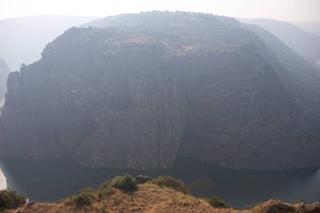 Residents of 12 of the 14 towns evacuated due to the Fermoselle fire have been relocated, and restrictions have been lifted in two municipalities. Smoke from a wildfire, as of July 31, 2026, in Miranda de Duero, Portugal. The Civil Protection Agency of Castile and León reported this Friday that residents evacuated due to the Fermoselle fire in Zamora—from the towns of Pasariegos, Villar del Buey, Dehesa de Pedraza, Cibanal, Formariz, Muga de Sayago, Tudera, Arganín, Badilla, Cozcurrita, Zafara, Palazuelo de Sayago, and Fornillos de Fermoselle, while lockdown measures have been lifted in the municipalities of Fermoselle and Fariza, and the towns of Mámoles and Pinilla de Fermoselle remain evacuated. Thus, only the towns of Mámoles and Pinil  Copyright: xPalomaxV.xEscarpax 7697488