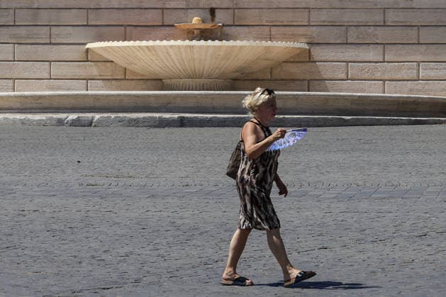 Fourth heatwave in Italy ROME, ITALY, JULY 31: A tourist waves her fan to refresh from the hot sun as she walks in Piazza del Popolo, Rome, Italy, on July 31, 2026. The fourth heatwave driven by an African anticyclone has hit Italy, with the Health Ministry placing 11 cities under its highest heat alert and expected to add more in the coming days, as temperatures are forecast to exceed 40 degrees Celsius. Riccardo De Luca Anadolu Rome Italy. Editorial use only. Please get in touch for any other usage.  Copyright: x2026xAnadoluxRiccardoxDexLucax