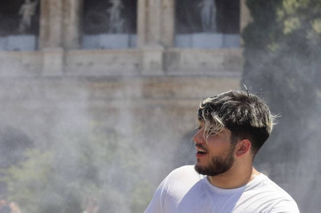 Fourth heatwave in Italy ROME, ITALY, JULY 31: A tourist cools off under mist cannons set by the Civil Protection in front of the Colosseum in Rome, Italy, on July 31, 2026. The fourth heatwave driven by an African anticyclone has hit Italy, with the Health Ministry placing 11 cities under its highest heat alert and expected to add more in the coming days, as temperatures are forecast to exceed 40 degrees Celsius. Riccardo De Luca Anadolu Rome Italy. Editorial use only. Please get in touch for any other usage.  Copyright: x2026xAnadoluxRiccardoxDexLucax