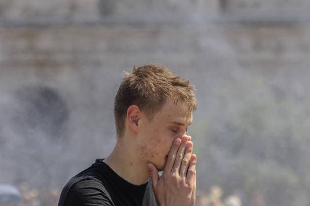 Fourth heatwave in Italy ROME, ITALY, JULY 31: A tourist cools off under mist cannons set by the Civil Protection in front of the Colosseum in Rome, Italy, on July 31, 2026. The fourth heatwave driven by an African anticyclone has hit Italy, with the Health Ministry placing 11 cities under its highest heat alert and expected to add more in the coming days, as temperatures are forecast to exceed 40 degrees Celsius. Riccardo De Luca Anadolu Rome Italy. Editorial use only. Please get in touch for any other usage.  Copyright: x2026xAnadoluxRiccardoxDexLucax