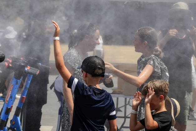 Fourth heatwave in Italy ROME, ITALY, JULY 31: Children cool off under mist cannons set by the Civil Protection in front of the Colosseum in Rome, Italy, on July 31, 2026. The fourth heatwave driven by an African anticyclone has hit Italy, with the Health Ministry placing 11 cities under its highest heat alert and expected to add more in the coming days, as temperatures are forecast to exceed 40 degrees Celsius. Riccardo De Luca Anadolu Rome Italy. Editorial use only. Please get in touch for any other usage.  Copyright: x2026xAnadoluxRiccardoxDexLucax