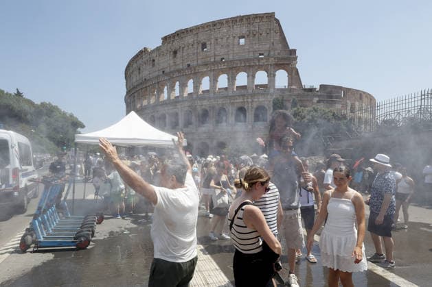 Fourth heatwave in Italy ROME, ITALY, JULY 31: People cool off under mist cannons set by the Civil Protection in front of the Colosseum in Rome, Italy, on July 31, 2026. The fourth heatwave driven by an African anticyclone has hit Italy, with the Health Ministry placing 11 cities under its highest heat alert and expected to add more in the coming days, as temperatures are forecast to exceed 40 degrees Celsius. Riccardo De Luca Anadolu Rome Italy. Editorial use only. Please get in touch for any other usage.  Copyright: x2026xAnadoluxRiccardoxDexLucax