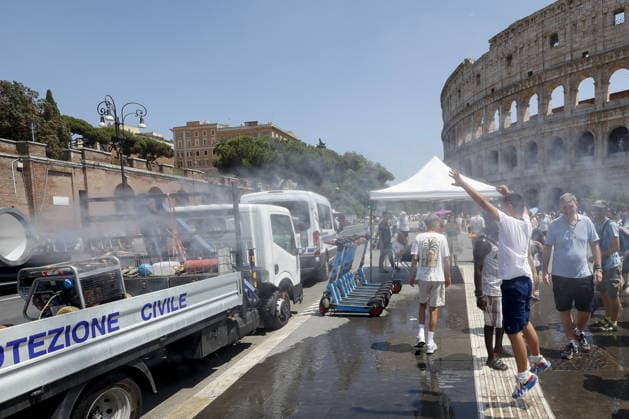 Fourth heatwave in Italy ROME, ITALY, JULY 31: People cool off under mist cannons set by the Civil Protection in front of the Colosseum in Rome, Italy, on July 31, 2026. The fourth heatwave driven by an African anticyclone has hit Italy, with the Health Ministry placing 11 cities under its highest heat alert and expected to add more in the coming days, as temperatures are forecast to exceed 40 degrees Celsius. Riccardo De Luca Anadolu Rome Italy. Editorial use only. Please get in touch for any other usage.  Copyright: x2026xAnadoluxRiccardoxDexLucax