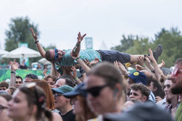 Green Juice Festival Bonn, 31.7.2026 Crowdsurfer bei Heisskalt -- Das Green Juice Festival in Bonn feiert 2026 seinen 18. Geburtstag. Vom kleinen Privatkonzert hat es sich inzwischen zu einer festen Größe im Bonner Veranstaltungskalender gemausert. Das Festival findet an zwei Tagen im Park von Bonn-Beuel-Vilich statt. Es gibt eine große Bühne, den 1Live-Sektor-Bus und eine Newcomer-Stage. Bonn Park Neu-Vilich NRW Deutschland *** Green Juice Festival Bonn, July 31, 2026, Crowdsurfer at Heisskalt. The Green Juice Festival in Bonn will celebrate its 18th anniversary in 2026. What started as a small private concert has since blossomed into a staple of Bonn’s event calendar. The festival takes place over two days in the park in Bonn Beuel Copyright: xSebastianxDerixx