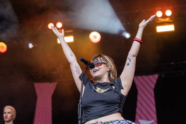 Entertainment Bilder des Tages Green Juice Festival Bonn, 31.7.2026 Auftritt von Soffie -- Das Green Juice Festival in Bonn feiert 2026 seinen 18. Geburtstag. Vom kleinen Privatkonzert hat es sich inzwischen zu einer festen Größe im Bonner Veranstaltungskalender gemausert. Das Festival findet an zwei Tagen im Park von Bonn-Beuel-Vilich statt. Es gibt eine große Bühne, den 1Live-Sektor-Bus und eine Newcomer-Stage. Bonn Park Neu-Vilich NRW Deutschland *** Green Juice Festival Bonn, July 31, 2026: Soffie’s performance. The Green Juice Festival in Bonn will celebrate its 18th anniversary in 2026. What started as a small private concert has since grown into a staple of Bonn’s event calendar. The festival takes place over two days in the park in Bonn Beuel Vilich. There Copyright: xSebastianxDerixx