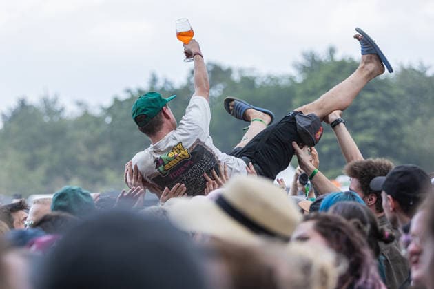Green Juice Festival Bonn, 31.7.2026 Crowdsurfer mit Aperölchen bei Heisskalt -- Das Green Juice Festival in Bonn feiert 2026 seinen 18. Geburtstag. Vom kleinen Privatkonzert hat es sich inzwischen zu einer festen Größe im Bonner Veranstaltungskalender gemausert. Das Festival findet an zwei Tagen im Park von Bonn-Beuel-Vilich statt. Es gibt eine große Bühne, den 1Live-Sektor-Bus und eine Newcomer-Stage. Bonn Park Neu-Vilich NRW Deutschland *** Green Juice Festival Bonn, July 31, 2026: Crowdsurfers with Aperölchen at Heisskalt. The Green Juice Festival in Bonn will celebrate its 18th anniversary in 2026. What started as a small private concert has since blossomed into a staple of Bonn’s event calendar. The festival takes place over tw Copyright: xSebastianxDerixx