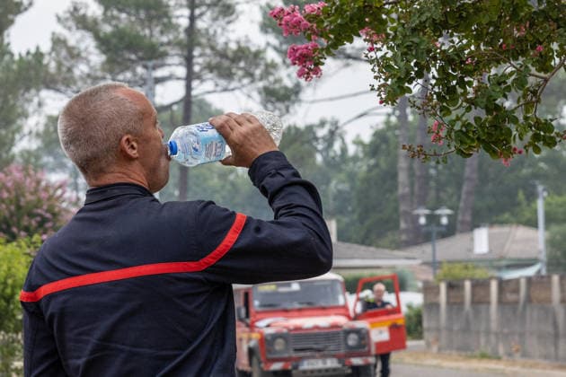 Welfare Patrols Near Gironde Wildfire Frontlines - Lege Firefighters from the SDIS 33 assisted by French Red Cross (Croix Rouge Française) volunteers carry out welfare patrols and provide humanitarian support to civilians and emergency personnel near the wildfire frontlines between Lege-Cap-Ferret and Le Porge, in France, on July 31, 2026. Photo by Margot Le Gonidec ABACAPRESS.COM Lege France  Copyright: xLexGonidecxMargot ABACAx