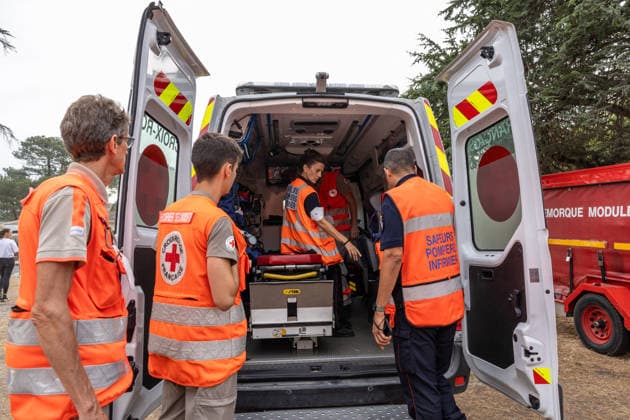 Welfare Patrols Near Gironde Wildfire Frontlines - Lege Firefighters from the SDIS 33 assisted by French Red Cross (Croix Rouge Française) volunteers carry out welfare patrols and provide humanitarian support to civilians and emergency personnel near the wildfire frontlines between Lege-Cap-Ferret and Le Porge, in France, on July 31, 2026. Photo by Margot Le Gonidec ABACAPRESS.COM Lege France  Copyright: xLexGonidecxMargot ABACAx