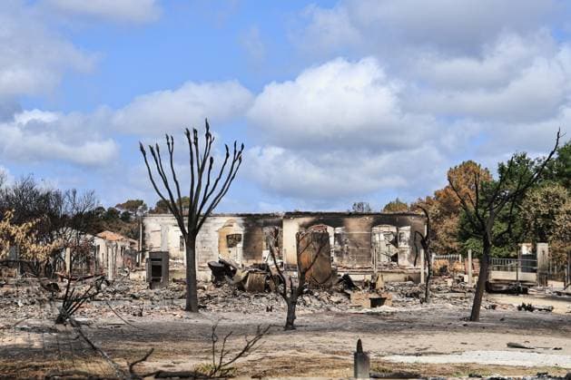 Fire in the Gironde region near Saumos: The town of Le Porge PHOTOPQR SUD OUEST Photo by Fabien Cottereau Le Porge, July 31, 2026 Fire in the Gironde region near Saumos: Avenue du Bassin d’Arcachon, between the town of Le Porge and Lège-Cap-Ferret, and the municipality of Lège-Cap-Ferret—it’s an apocalyptic landscape; it feels like we’re in Oradour-sur-Glane. Le Porge, July 31, 2026 Saumos fire in Gironde The Avenue du Bassin d’Arcachon—between the town of Le Porge and Lège-Cap-Ferret—and the municipality of Lège-Cap-Ferret present an apocalyptic landscape Le Porge 20 Gironde France  Copyright: xPHOTOPQR SUDxOUEST MAXPPPxPhotoxFabienxCottereaux 20260731SDO1409 20260731SDO1409