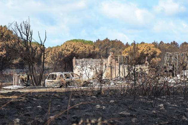 Fire in the Gironde region near Saumos: The town of Le Porge PHOTOPQR SUD OUEST Photo by Fabien Cottereau Le Porge, July 31, 2026 Fire in the Gironde region near Saumos: Avenue du Bassin d’Arcachon, between the town of Le Porge and Lège-Cap-Ferret, and the municipality of Lège-Cap-Ferret—it’s an apocalyptic landscape; it feels like we’re in Oradour-sur-Glane. Le Porge, July 31, 2026 Saumos fire in Gironde The Avenue du Bassin d’Arcachon—between the town of Le Porge and Lège-Cap-Ferret—and the municipality of Lège-Cap-Ferret present an apocalyptic landscape Le Porge 20 Gironde France  Copyright: xPHOTOPQR SUDxOUEST MAXPPPxPhotoxFabienxCottereaux 20260731SDO1411 20260731SDO1411