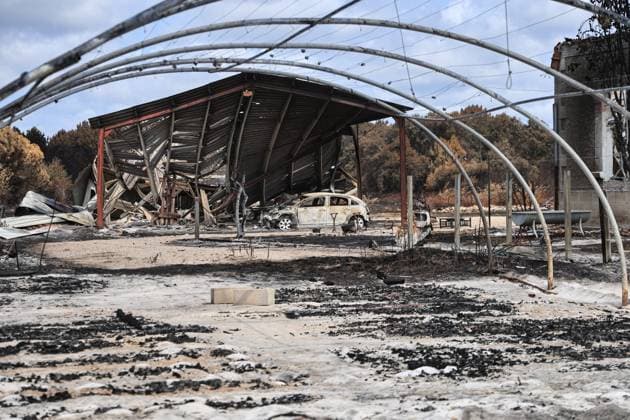 Fire in the Gironde region near Saumos: The town of Le Porge PHOTOPQR SUD OUEST Photo by Fabien Cottereau Le Porge, July 31, 2026 Fire in the Gironde region near Saumos: Avenue du Bassin d’Arcachon, between the town of Le Porge and Lège-Cap-Ferret, and the municipality of Lège-Cap-Ferret, the scene is apocalyptic—it feels like Oradour-sur-Glane. Le Porge, July 31, 2026 Saumos fire in Gironde The Avenue du Bassin d’Arcachon—between the town of Le Porge and Lège-Cap-Ferret—and the municipality of Lège-Cap-Ferret present an apocalyptic landscape Le Porge 20 Gironde France  Copyright: xPHOTOPQR SUDxOUEST MAXPPPxPhotoxFabienxCottereaux 20260731SDO1414 20260731SDO1414