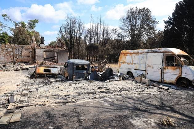 Fire in the Gironde region near Saumos: The town of Le Porge PHOTOPQR SUD OUEST Photo by Fabien Cottereau Le Porge, July 31, 2026 Fire in the Gironde region near Saumos: Avenue du Bassin d’Arcachon, between the town of Le Porge and Lège-Cap-Ferret, and the municipality of Lège-Cap-Ferret, the scene is apocalyptic—it feels like Oradour-sur-Glane. Le Porge, July 31, 2026 Saumos fire in Gironde The Avenue du Bassin d’Arcachon—between the town of Le Porge and Lège-Cap-Ferret—and the municipality of Lège-Cap-Ferret present an apocalyptic landscape Le Porge 20 Gironde France  Copyright: xPHOTOPQR SUDxOUEST MAXPPPxPhotoxFabienxCottereaux 20260731SDO1404 20260731SDO1422