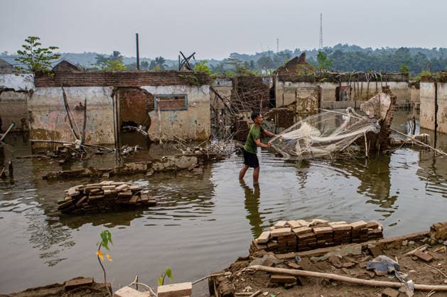 July 31, 2026, Lebak Regency, Banten, Indonesia: A man casts a fishing net as he walks through the ruins of Somang village, which has re-emerged as water levels recede during the dry season, amid forecasts that El NioÂ±o may contribute to drier-than-normal conditions, at Karian Reservoir in Sajira district, Lebak Regency, Banten province, Indonesia, July 31, 2026. Lebak Regency Indonesia  - ZUMAp283 20260731_zip_p283_018 Copyright: xClaudioxPramanax