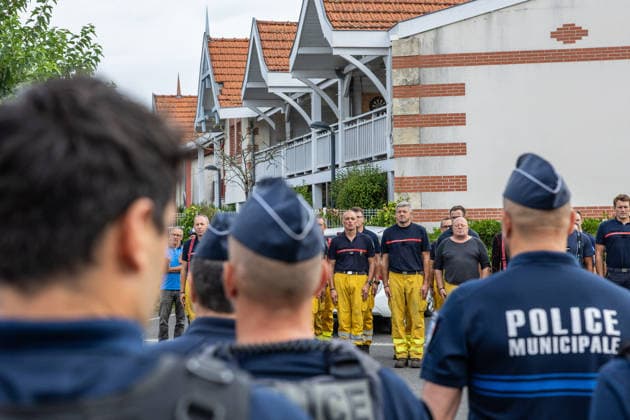 Minute Of Silence In Tribute To Fallen Firefighters In Merignac - Lege Firefighters, emergency responders and humanitarian workers observe a minute of silence in tribute to fallen firefighters who died in Mérignac during the wildfires in Lège, France, on July 31, 2026. Photo by Margot Le Gonidec ABACAPRESS.COM Lege France  Copyright: xLexGonidecxMargot ABACAx