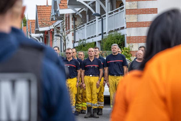 Minute Of Silence In Tribute To Fallen Firefighters In Merignac - Lege Firefighters, emergency responders and humanitarian workers observe a minute of silence in tribute to fallen firefighters who died in Mérignac during the wildfires in Lège, France, on July 31, 2026. Photo by Margot Le Gonidec ABACAPRESS.COM Lege France  Copyright: xLexGonidecxMargot ABACAx