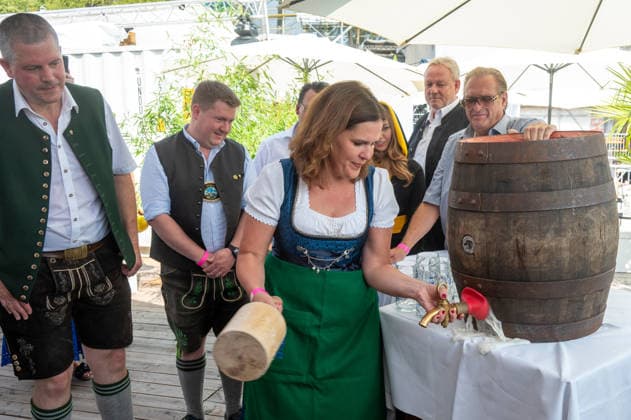 Muenchen, Eroeffnung des Sommerfestival im Olympiapark, Schirmherrin Buergermeisterin Verena Dietl zapft das Bierfass an *** Munich, Opening of the Summer Festival in the Olympic Park; Mayor Verena Dietl, the event’s patron, taps the beer keg