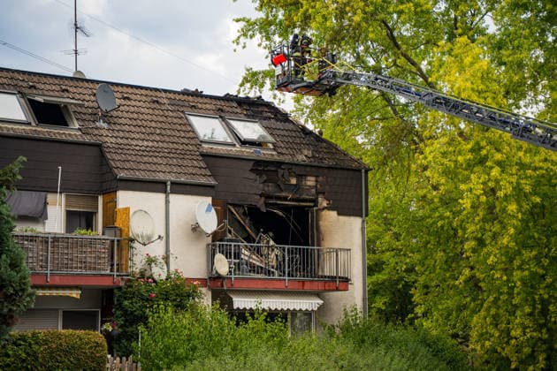 Balkonbrand greift auf Wohnung über Ersthelfer verletzt Am 31.07.2026 brannte gegen 16.30 Uhr ein Balkon eines Mehrfamilienhauses in der Otto-Reuter-Straße im Wiesbadener Stadtteil Schierstein und griff auf eine angrenzende Wohnung über. Die Feuerwehr Wiesbaden bekämpfte den Brand mit einem Außenangriff, mehreren Atemschutztrupps und einer Drehleiter, das Feuer wurde nach wenigen Minuten unter Kontrolle gebracht und gelöscht. Die betroffene Wohnung wurde vollständig zerstört, drei weitere Wohnungen wurden durch Rauch- und Rußschäden unbewohnbar. Ein Ersthelfer erlitt eine leichte Rauchgasvergiftung und wurde in eine Wiesbadener Klinik gebracht. Rund 40 Einsatzkräfte der Feuerwehr Wiesbaden und sechs Kräfte des Rettungsdienst