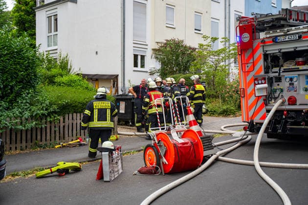 Balkonbrand greift auf Wohnung über Ersthelfer verletzt Am 31.07.2026 brannte gegen 16.30 Uhr ein Balkon eines Mehrfamilienhauses in der Otto-Reuter-Straße im Wiesbadener Stadtteil Schierstein und griff auf eine angrenzende Wohnung über. Die Feuerwehr Wiesbaden bekämpfte den Brand mit einem Außenangriff, mehreren Atemschutztrupps und einer Drehleiter, das Feuer wurde nach wenigen Minuten unter Kontrolle gebracht und gelöscht. Die betroffene Wohnung wurde vollständig zerstört, drei weitere Wohnungen wurden durch Rauch- und Rußschäden unbewohnbar. Ein Ersthelfer erlitt eine leichte Rauchgasvergiftung und wurde in eine Wiesbadener Klinik gebracht. Rund 40 Einsatzkräfte der Feuerwehr Wiesbaden und sechs Kräfte des Rettungsdienst