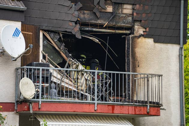 Balkonbrand greift auf Wohnung über Ersthelfer verletzt Am 31.07.2026 brannte gegen 16.30 Uhr ein Balkon eines Mehrfamilienhauses in der Otto-Reuter-Straße im Wiesbadener Stadtteil Schierstein und griff auf eine angrenzende Wohnung über. Die Feuerwehr Wiesbaden bekämpfte den Brand mit einem Außenangriff, mehreren Atemschutztrupps und einer Drehleiter, das Feuer wurde nach wenigen Minuten unter Kontrolle gebracht und gelöscht. Die betroffene Wohnung wurde vollständig zerstört, drei weitere Wohnungen wurden durch Rauch- und Rußschäden unbewohnbar. Ein Ersthelfer erlitt eine leichte Rauchgasvergiftung und wurde in eine Wiesbadener Klinik gebracht. Rund 40 Einsatzkräfte der Feuerwehr Wiesbaden und sechs Kräfte des Rettungsdienst