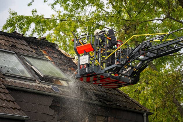 Balkonbrand greift auf Wohnung über Ersthelfer verletzt Am 31.07.2026 brannte gegen 16.30 Uhr ein Balkon eines Mehrfamilienhauses in der Otto-Reuter-Straße im Wiesbadener Stadtteil Schierstein und griff auf eine angrenzende Wohnung über. Die Feuerwehr Wiesbaden bekämpfte den Brand mit einem Außenangriff, mehreren Atemschutztrupps und einer Drehleiter, das Feuer wurde nach wenigen Minuten unter Kontrolle gebracht und gelöscht. Die betroffene Wohnung wurde vollständig zerstört, drei weitere Wohnungen wurden durch Rauch- und Rußschäden unbewohnbar. Ein Ersthelfer erlitt eine leichte Rauchgasvergiftung und wurde in eine Wiesbadener Klinik gebracht. Rund 40 Einsatzkräfte der Feuerwehr Wiesbaden und sechs Kräfte des Rettungsdienst