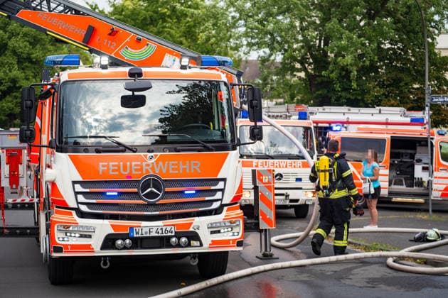 Balkonbrand greift auf Wohnung über Ersthelfer verletzt Am 31.07.2026 brannte gegen 16.30 Uhr ein Balkon eines Mehrfamilienhauses in der Otto-Reuter-Straße im Wiesbadener Stadtteil Schierstein und griff auf eine angrenzende Wohnung über. Die Feuerwehr Wiesbaden bekämpfte den Brand mit einem Außenangriff, mehreren Atemschutztrupps und einer Drehleiter, das Feuer wurde nach wenigen Minuten unter Kontrolle gebracht und gelöscht. Die betroffene Wohnung wurde vollständig zerstört, drei weitere Wohnungen wurden durch Rauch- und Rußschäden unbewohnbar. Ein Ersthelfer erlitt eine leichte Rauchgasvergiftung und wurde in eine Wiesbadener Klinik gebracht. Rund 40 Einsatzkräfte der Feuerwehr Wiesbaden und sechs Kräfte des Rettungsdienst