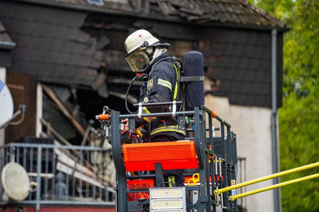News Bilder des Tages Balkonbrand greift auf Wohnung über Ersthelfer verletzt Am 31.07.2026 brannte gegen 16.30 Uhr ein Balkon eines Mehrfamilienhauses in der Otto-Reuter-Straße im Wiesbadener Stadtteil Schierstein und griff auf eine angrenzende Wohnung über. Die Feuerwehr Wiesbaden bekämpfte den Brand mit einem Außenangriff, mehreren Atemschutztrupps und einer Drehleiter, das Feuer wurde nach wenigen Minuten unter Kontrolle gebracht und gelöscht. Die betroffene Wohnung wurde vollständig zerstört, drei weitere Wohnungen wurden durch Rauch- und Rußschäden unbewohnbar. Ein Ersthelfer erlitt eine leichte Rauchgasvergiftung und wurde in eine Wiesbadener Klinik gebracht. Rund 40 Einsatzkräfte der Feuerwehr Wiesbaden und sechs Kräfte des Rettungsdienst