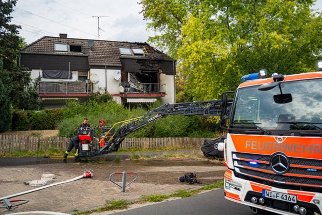 Balkonbrand greift auf Wohnung über Ersthelfer verletzt Am 31.07.2026 brannte gegen 16.30 Uhr ein Balkon eines Mehrfamilienhauses in der Otto-Reuter-Straße im Wiesbadener Stadtteil Schierstein und griff auf eine angrenzende Wohnung über. Die Feuerwehr Wiesbaden bekämpfte den Brand mit einem Außenangriff, mehreren Atemschutztrupps und einer Drehleiter, das Feuer wurde nach wenigen Minuten unter Kontrolle gebracht und gelöscht. Die betroffene Wohnung wurde vollständig zerstört, drei weitere Wohnungen wurden durch Rauch- und Rußschäden unbewohnbar. Ein Ersthelfer erlitt eine leichte Rauchgasvergiftung und wurde in eine Wiesbadener Klinik gebracht. Rund 40 Einsatzkräfte der Feuerwehr Wiesbaden und sechs Kräfte des Rettungsdienst