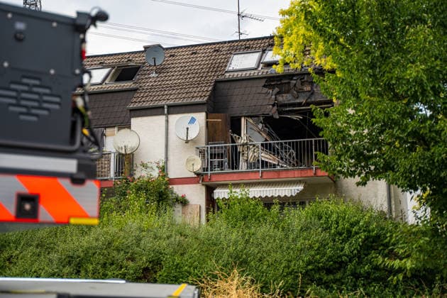 Balkonbrand greift auf Wohnung über Ersthelfer verletzt Am 31.07.2026 brannte gegen 16.30 Uhr ein Balkon eines Mehrfamilienhauses in der Otto-Reuter-Straße im Wiesbadener Stadtteil Schierstein und griff auf eine angrenzende Wohnung über. Die Feuerwehr Wiesbaden bekämpfte den Brand mit einem Außenangriff, mehreren Atemschutztrupps und einer Drehleiter, das Feuer wurde nach wenigen Minuten unter Kontrolle gebracht und gelöscht. Die betroffene Wohnung wurde vollständig zerstört, drei weitere Wohnungen wurden durch Rauch- und Rußschäden unbewohnbar. Ein Ersthelfer erlitt eine leichte Rauchgasvergiftung und wurde in eine Wiesbadener Klinik gebracht. Rund 40 Einsatzkräfte der Feuerwehr Wiesbaden und sechs Kräfte des Rettungsdienst