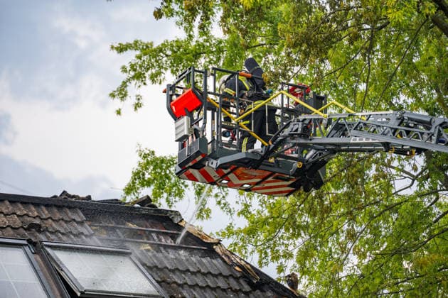 Balkonbrand greift auf Wohnung über Ersthelfer verletzt Am 31.07.2026 brannte gegen 16.30 Uhr ein Balkon eines Mehrfamilienhauses in der Otto-Reuter-Straße im Wiesbadener Stadtteil Schierstein und griff auf eine angrenzende Wohnung über. Die Feuerwehr Wiesbaden bekämpfte den Brand mit einem Außenangriff, mehreren Atemschutztrupps und einer Drehleiter, das Feuer wurde nach wenigen Minuten unter Kontrolle gebracht und gelöscht. Die betroffene Wohnung wurde vollständig zerstört, drei weitere Wohnungen wurden durch Rauch- und Rußschäden unbewohnbar. Ein Ersthelfer erlitt eine leichte Rauchgasvergiftung und wurde in eine Wiesbadener Klinik gebracht. Rund 40 Einsatzkräfte der Feuerwehr Wiesbaden und sechs Kräfte des Rettungsdienst
