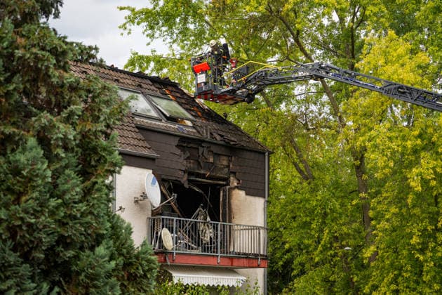 Balkonbrand greift auf Wohnung über Ersthelfer verletzt Am 31.07.2026 brannte gegen 16.30 Uhr ein Balkon eines Mehrfamilienhauses in der Otto-Reuter-Straße im Wiesbadener Stadtteil Schierstein und griff auf eine angrenzende Wohnung über. Die Feuerwehr Wiesbaden bekämpfte den Brand mit einem Außenangriff, mehreren Atemschutztrupps und einer Drehleiter, das Feuer wurde nach wenigen Minuten unter Kontrolle gebracht und gelöscht. Die betroffene Wohnung wurde vollständig zerstört, drei weitere Wohnungen wurden durch Rauch- und Rußschäden unbewohnbar. Ein Ersthelfer erlitt eine leichte Rauchgasvergiftung und wurde in eine Wiesbadener Klinik gebracht. Rund 40 Einsatzkräfte der Feuerwehr Wiesbaden und sechs Kräfte des Rettungsdienst