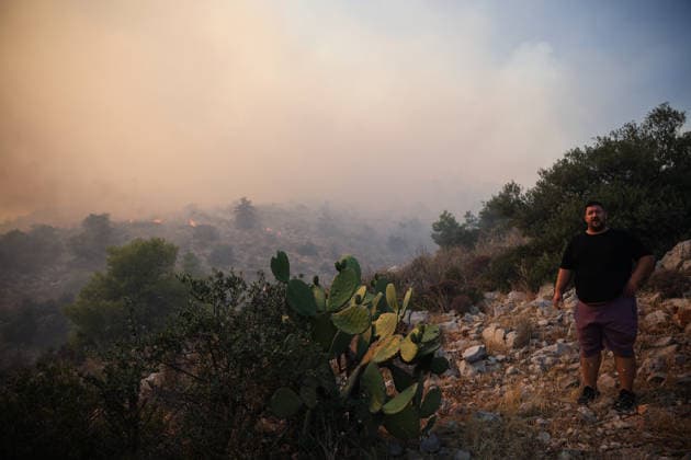Forest fire in the Western Athens ATHENS, GREECE - JULY 31: Firefighting forces and volunteer groups work to extinguish a wildfire burning on a hill in Haidari, western Athens, Greece, on July 31, 2026. Dimitris Kapantais Anadolu Athens Greece. Editorial use only. Please get in touch for any other usage.  Copyright: x2026xAnadoluxDimitrisxKapantaisx