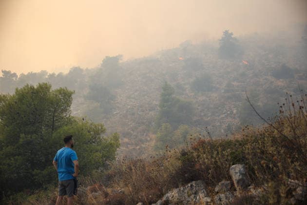Forest fire in the Western Athens ATHENS, GREECE - JULY 31: Firefighting forces and volunteer groups work to extinguish a wildfire burning on a hill in Haidari, western Athens, Greece, on July 31, 2026. Dimitris Kapantais Anadolu Athens Greece. Editorial use only. Please get in touch for any other usage.  Copyright: x2026xAnadoluxDimitrisxKapantaisx