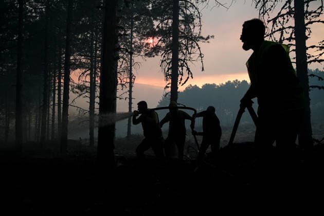 Firefighting efforts continue in Aydin s Cine AYDIN, TURKIYE - JULY 31: Firefighters extinguish fire at a forested area as aerial and ground crews continue battling a wildfire in the Cine district of Aydin, Turkiye on July 31, 2026. Mahmut Serdar Alakus Anadolu Aydin Turkey. Editorial use only. Please get in touch for any other usage.  Copyright: x2026xAnadoluxMahmutxSerdarxAlakusx