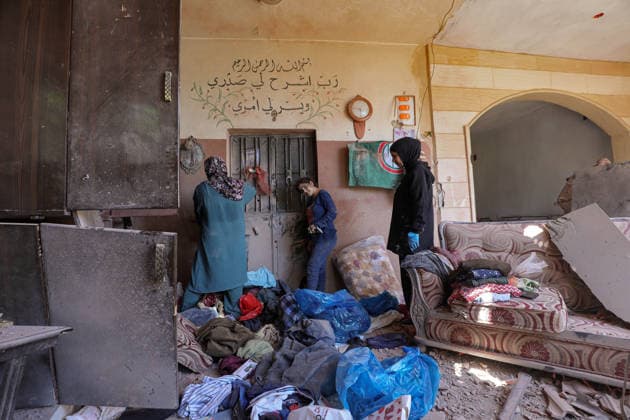 July 31, 2026, Zawtar Al-Gharbieh, Zawtar Al-Gharbieh, Lebanon: A Lebanese family salvage some belongings from their devastated home in the southern Lebanese village of Zawatar al-Gharbieh. Civilians started returning slowly the devastated hamlet after the army deployed inside the village following an Israeli withdrawal from several points inside it. Zawtar Al-Gharbieh Lebanon  - ZUMAn313 20260731_zip_n313_020 Copyright: xMarwanxNaamanix