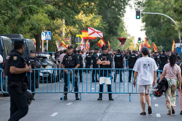 Protest against the migration crisis outside the Moroccan Embassy in Madrid Several National Police officers during the protest outside the Moroccan Embassy on July 31, 2026, in Madrid, Spain. The demonstration, organized by Núcleo Nacional, aims to express opposition to the migration crisis that has unfolded in Ceuta over the past few days, when more than 40,000 migrants swam across the Alboran Sea to enter Spanish territory. JULY 31, 2026 PROTEST MIGRATION MIGRATION CRISIS MOROCCO MIGRANTS SPANISH FLAG POLICENATIONAL POLICE POLICE OFFICERS PIXELATED Diego Radamé Madrid Madrid Spain  Copyright: xDiegoxRadamÃ sx 7697646