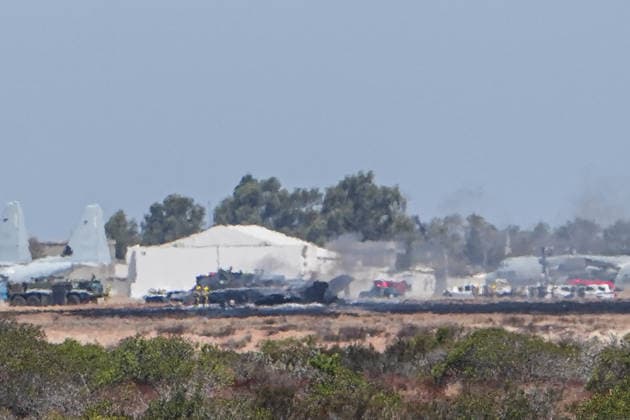 F-35 crashes near US air base in California SAN DIEGO, USA - JULY 31: An F-35B Lightning II assigned to Marine Aircraft Group 11 crashed at Marine Corps Air Station Miramar in San Diego, California, United States on July 31, 2026. The pilot, the sole occupant, ejected safely and was recovered after the aircraft went down around 10 a.m., igniting a small brush fire that was quickly contained by firefighting crews. The cause of the crash remains under investigation. Wai Lee Michael Ho Anadolu San diego United States. Editorial use only. Please get in touch for any other usage.  Copyright: x2026xAnadoluxWaixLeexMichaelxHox