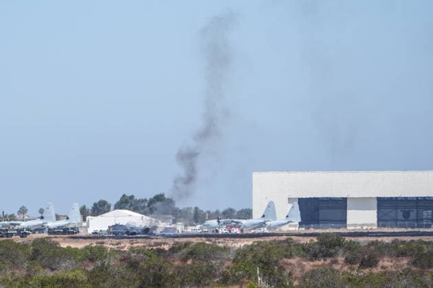 F-35 crashes near US air base in California SAN DIEGO, USA - JULY 31: An F-35B Lightning II assigned to Marine Aircraft Group 11 crashed at Marine Corps Air Station Miramar in San Diego, California, United States on July 31, 2026. The pilot, the sole occupant, ejected safely and was recovered after the aircraft went down around 10 a.m., igniting a small brush fire that was quickly contained by firefighting crews. The cause of the crash remains under investigation. Wai Lee Michael Ho Anadolu San diego United States. Editorial use only. Please get in touch for any other usage.  Copyright: x2026xAnadoluxWaixLeexMichaelxHox