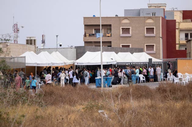 Another attempt at a mass crossing thwarts the reopening of the Melilla border and prolongs the blockade of the Paso del Estrecho. Several people wait for the border to reopen, July 31, 2026, in Melilla, Spain. The reopening of the border between Melilla and Morocco, scheduled for this Friday afternoon to allow the passage of thousands of people who have been stranded since 10:00 p.m. on Thursday, has once again been thwarted by a new attempt at a mass entry into the autonomous city. JULY 31, 2026 OPE Ángela Ríos 07 31 2026 Melilla, Spain  Copyright: xÃngelaxRiosx 7697703