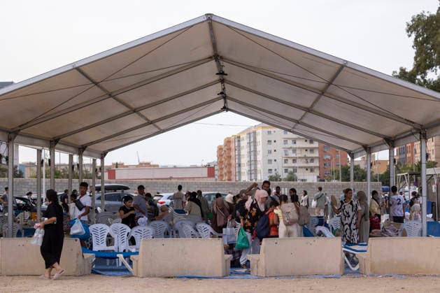 Another attempt at a mass crossing thwarts the reopening of the Melilla border and prolongs the blockade of the Paso del Estrecho. Several people wait for the border to reopen, July 31, 2026, in Melilla, Spain. The reopening of the border between Melilla and Morocco, scheduled for this Friday afternoon to allow the passage of thousands of people who have been stranded since 10:00 p.m. on Thursday, has once again been thwarted by a new attempt at a mass entry into the autonomous city. JULY 31, 2026 OPE Ángela Ríos 07 31 2026 Melilla, Spain  Copyright: xÃngelaxRiosx 7697704