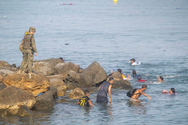 Migrants who entered Ceuta are beginning to return voluntarily to Morocco. Dozens of migrants are attempting to cross into Spain from Morocco, as of July 31, 2026, in Ceuta, Spain. Hundreds of people who entered Ceuta en masse in recent hours are beginning to voluntarily return to Morocco via the border breakwater. The returns began late last night. Meanwhile, migrants continue to enter the autonomous city, although the influx—which did not let up during the early morning hours— has gradually decreased early this morning JULY 31, 2026 MIGRANTS BORDER FENCE BREAKWATER SWIMMING IMMIGRATION MIGRATION CRISIS MILITARY Ceuta Ceuta, Spain  Copyright: xMarcosxMorenox 7697725