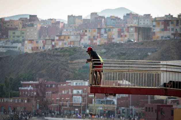 Migrants gather near the Tarajal border crossing in Ceuta CEUTA, SPAIN JULY 31 2026: Migrants gather near the Tarajal border crossing in Ceuta as Spanish security forces monitor the area during the afternoon. Ceuta Spain Copyright: x xSamuelxVegax xJNAxPressx