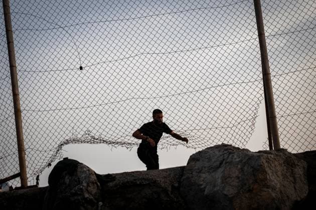 News Bilder des Tages Migrants gather near the Tarajal border crossing in Ceuta CEUTA, SPAIN JULY 31 2026: Migrants gather near the Tarajal border crossing in Ceuta as Spanish security forces monitor the area during the afternoon. Ceuta Spain Copyright: x xSamuelxVegax xJNAxPressx