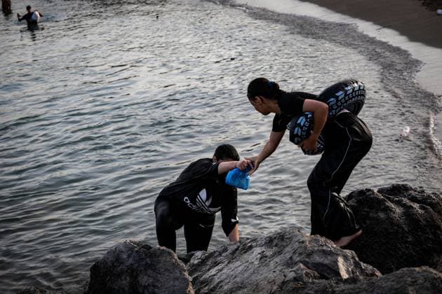 Migrants gather near the Tarajal border crossing in Ceuta CEUTA, SPAIN JULY 31 2026: Migrants gather near the Tarajal border crossing in Ceuta as Spanish security forces monitor the area during the afternoon. Ceuta Spain Copyright: x xSamuelxVegax xJNAxPressx