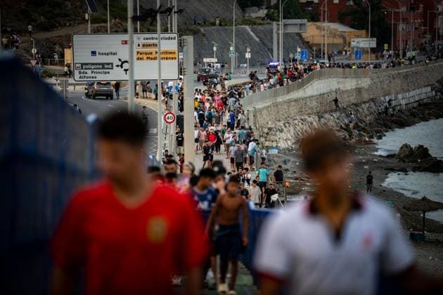 Migrants gather near the Tarajal border crossing in Ceuta CEUTA, SPAIN JULY 31 2026: Migrants gather near the Tarajal border crossing in Ceuta as Spanish security forces monitor the area during the afternoon. Ceuta Spain Copyright: x xSamuelxVegax xJNAxPressx
