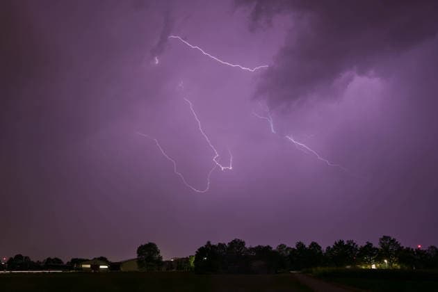 Blitze zucken über Stuttgart, Blitze zucken am Nachthimmel über Stuttgart. Stuttgart Baden-Württemberg Deutschland Stuttgart *** Lightning flashes across Stuttgart; lightning flashes across the night sky over Stuttgart; Stuttgart, Baden-Württemberg, Germany; Stuttgart Copyright: x xonw-imagesx xSimonxZeiherx