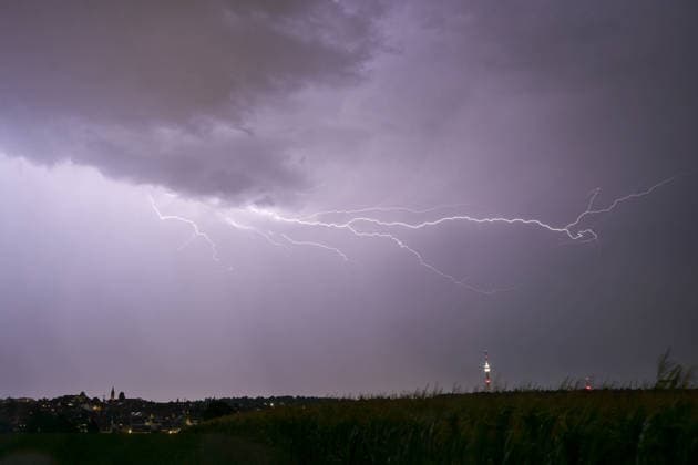 Blitze zucken über Stuttgart, Blitze zucken am Nachthimmel über Stuttgart. Stuttgart Baden-Württemberg Deutschland Stuttgart *** Lightning flashes across Stuttgart; lightning flashes across the night sky over Stuttgart; Stuttgart, Baden-Württemberg, Germany; Stuttgart Copyright: x xonw-imagesx xSimonxZeiherx