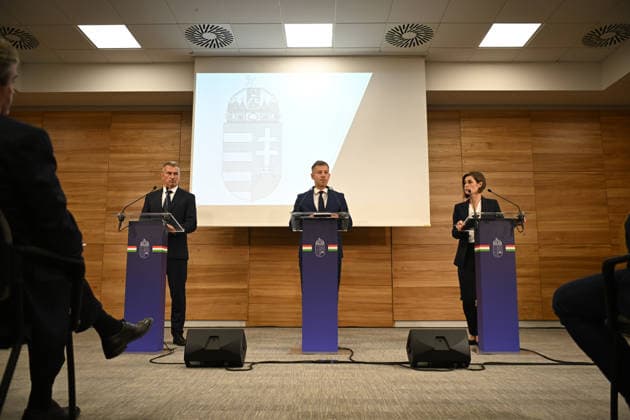 Hungarian PM Magyar Holds Press Conference As The Paks Nuclear Plant Is Expected To Shut Down Hungarian Prime Minister Peter Magyar holds a press conference with Laszlo Nagy, Deputy CEO of the Paks Power Plant, at the Paks Nuclear plant in Paks, Hungary. The power plant was forced to reduce capacity and is expected to shut down completely early next week due to drought affecting the Danube. Paks Hungary  Copyright: xBalintxSzentgallayx originalFilename: szentgallay-hungaria260731_np7PN.jpg