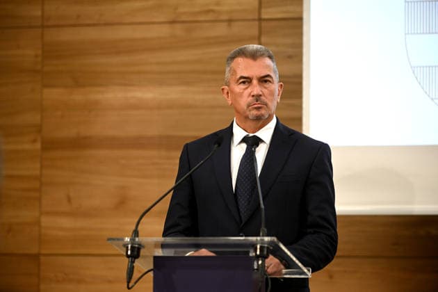 Hungarian PM Magyar Holds Press Conference As The Paks Nuclear Plant Is Expected To Shut Down Laszlo Nagy, Deputy CEO of the Paks Power Plant, holds a press conference with Peter Magyar, Hungarian Prime Minister, at the Paks Nuclear Plant in Paks, Hungary. The power plant was forced to reduce capacity and is expected to shut down completely early next week due to the drought affecting the Danube. Paks Hungary  Copyright: xBalintxSzentgallayx originalFilename: szentgallay-hungaria260731_npFSX.jpg